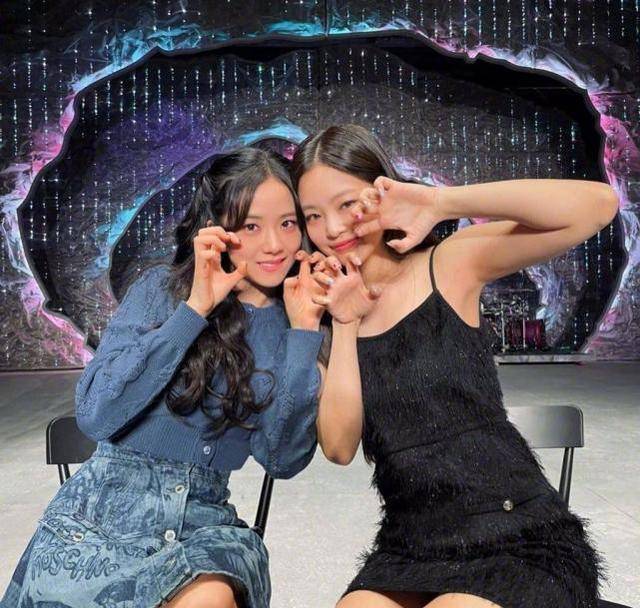 blackpink金智秀晒jennie合照,靠头宠溺,咬唇猫系女友视角太美_妮妮