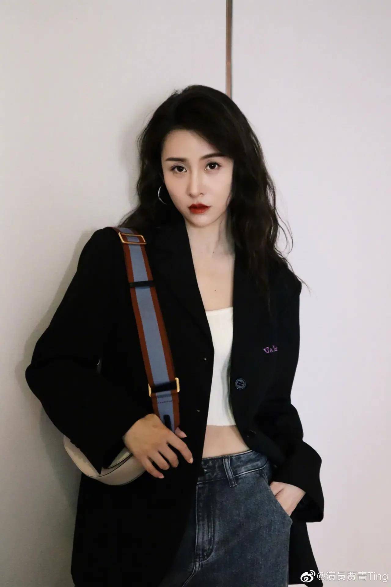 演员歌手贾青晒秋冬露脐穿搭锁骨若隐若现超时尚_媒体_青春_西安