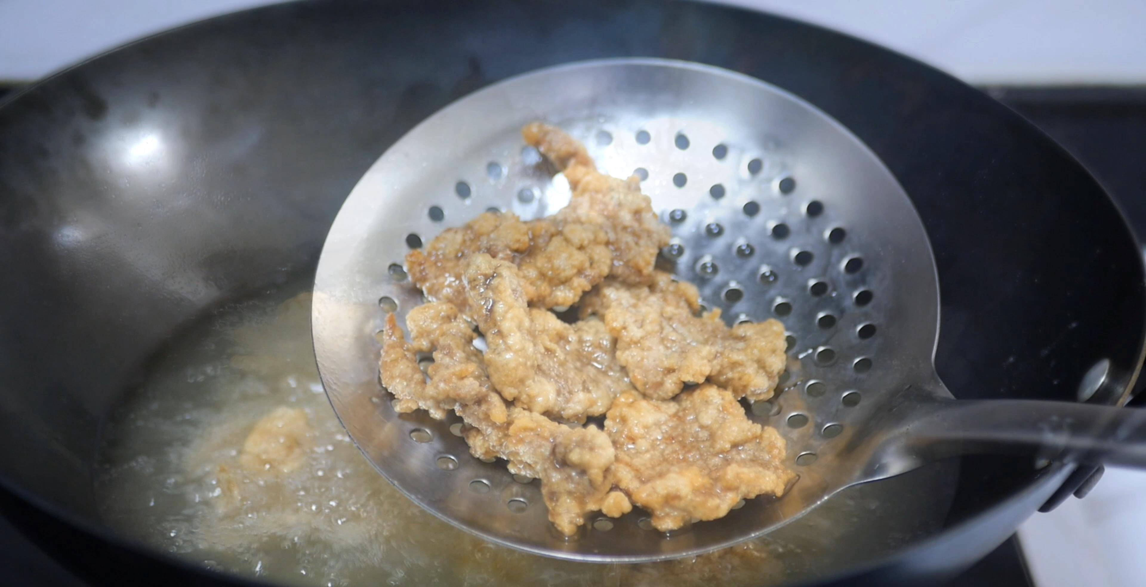 炸透,第二步重复第一步做法是为了炸脆,经过二次回炸后的醋肉,才能