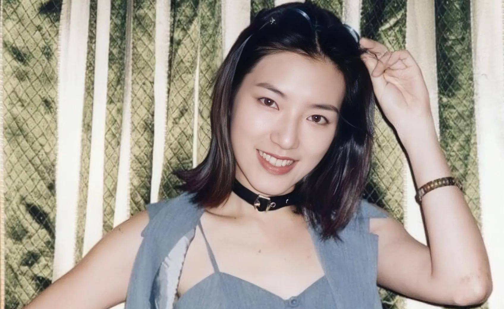 关宝慧:缩水版彭丹,凭借一部《八仙饭店》成为风月片常客_香港_黄日华