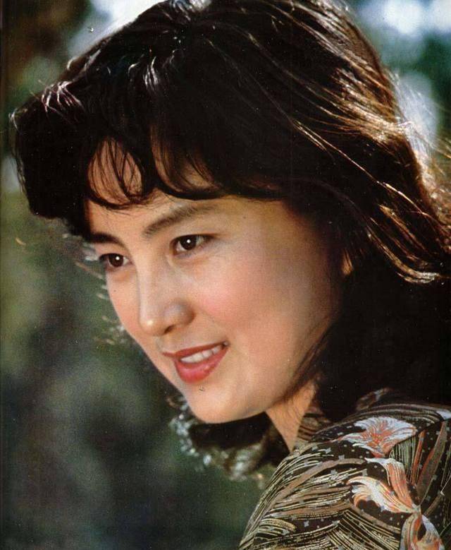 70年代末最红女明星刘晓庆只能排她后如今相夫教子成画家
