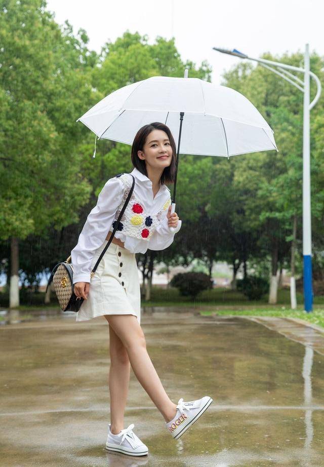 随着天气愈发炎热起来,下雨的次数也变多了,5月14日,李沁打卡#把夏天