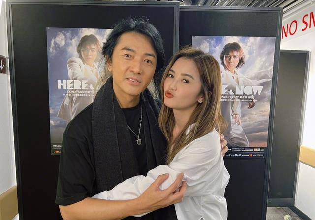 蔡卓妍晒与郑伊健后台同框合照,鬼马小迷妹上线,演绎追星的你我_yoyo