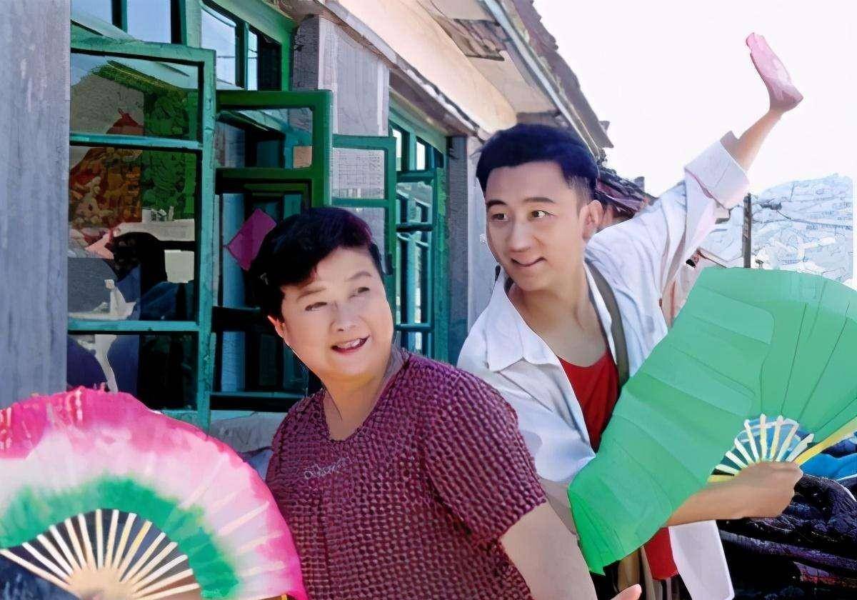 如今的李静,脸上早已没有了当年的风采,哪怕曾经是二人转的一姐,也抵