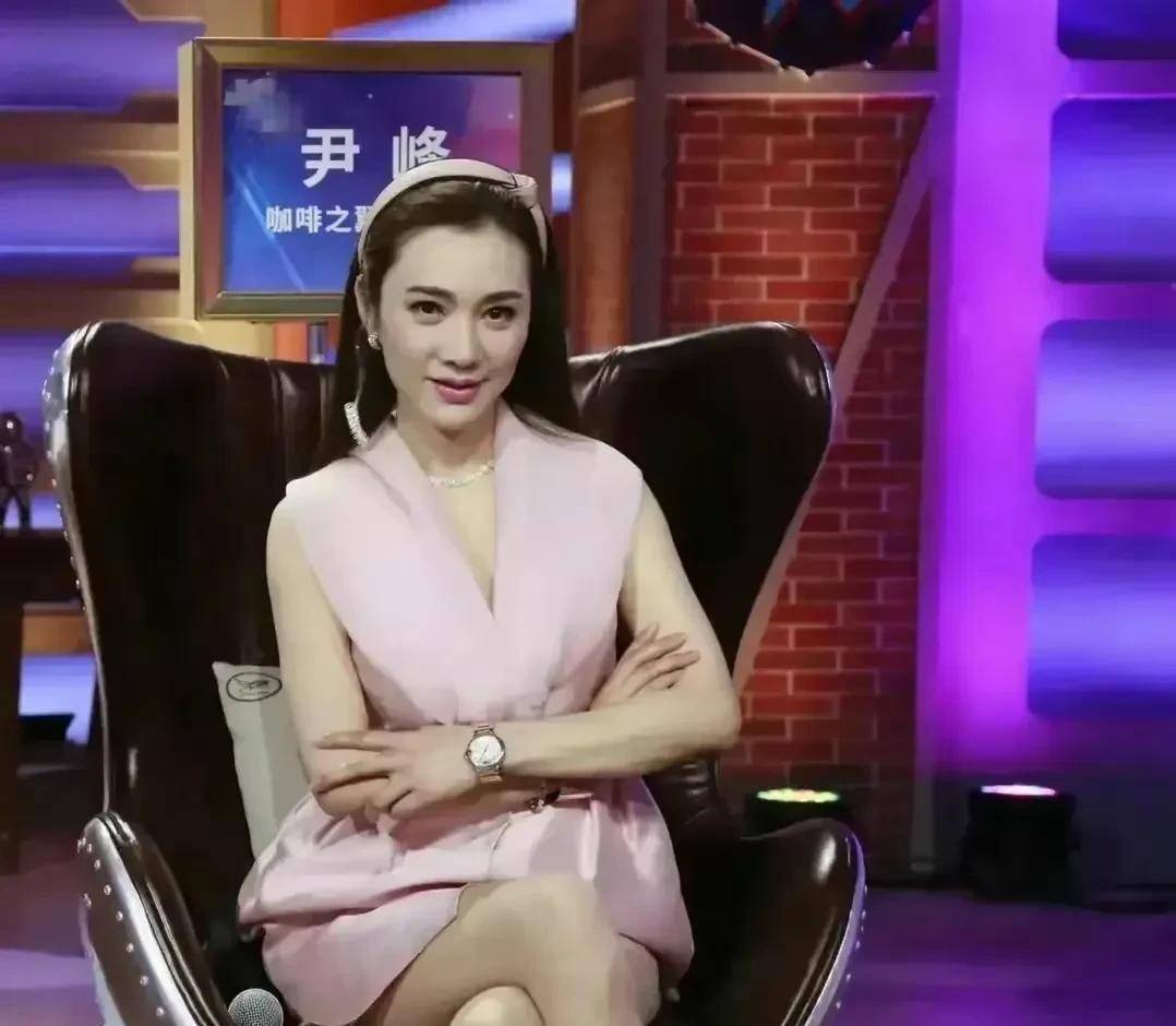 网友:不要再盯着戴副局长了,从颜值来看,53岁的尹峰直接秒杀她_漂亮