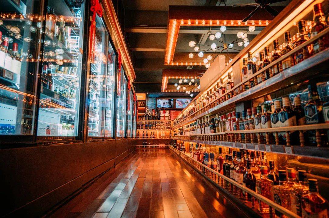 开在天德广场的hibhub公社,经典美式工业风酒吧,也是年轻人超爱来打卡