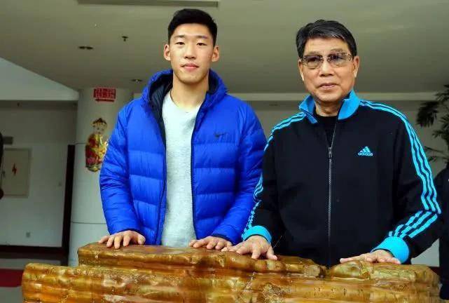 朱辰杰小学时就读于上海浦东金茂小学,跟随康信德教练学习踢球
