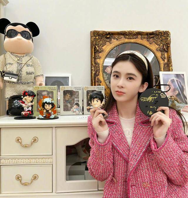 成龙给赵樱子送手办,写亲笔签名,赵樱子开心晒图,感