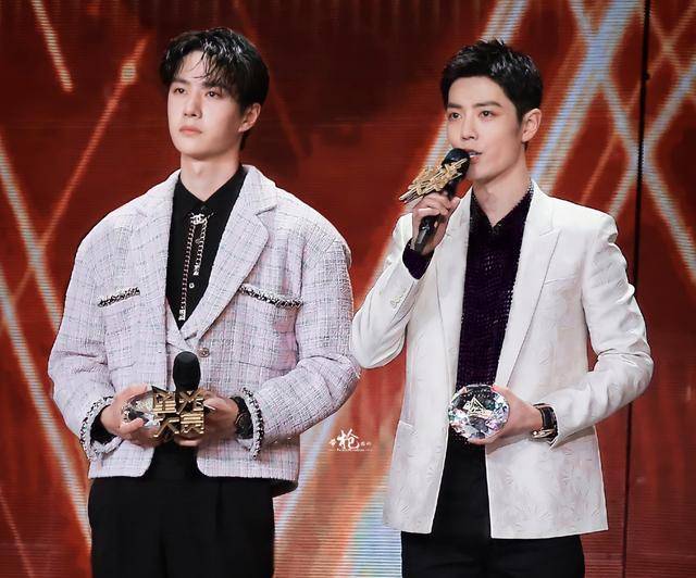 王一博偷看肖战,杨幂赵丽颖同桌无交流_唐嫣_吴亦凡_微博