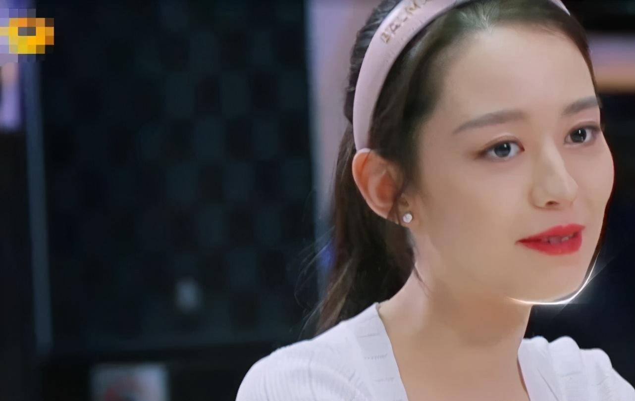 吉娜为证明没有双下巴,当着镜头使劲收"下巴",结果看懵观众_妻子_丑照