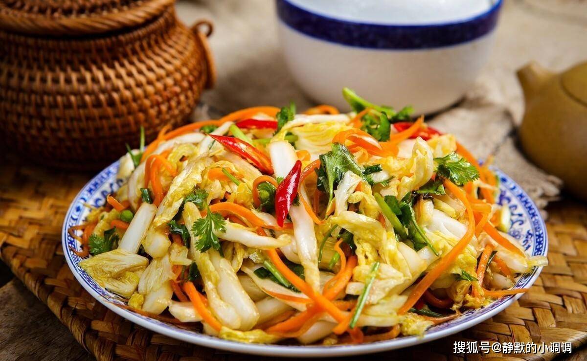 碗中加入盐,生抽,香醋,十三香,撒上葱花,蒜末,辣小米,淋上热油,激发葱