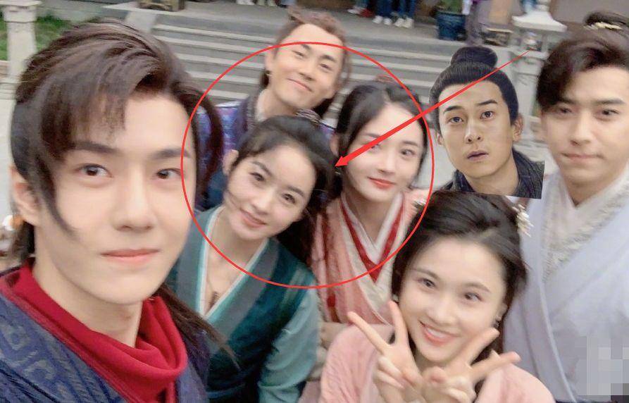 有翡杀青合照,别人都抱花,就赵丽颖与众不同,不愧是实力派演员_演技