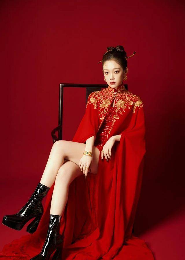 当然,也有一些实力派的歌手,如拥有夜莺歌喉的吴碧霞和歌唱家龚琳娜等