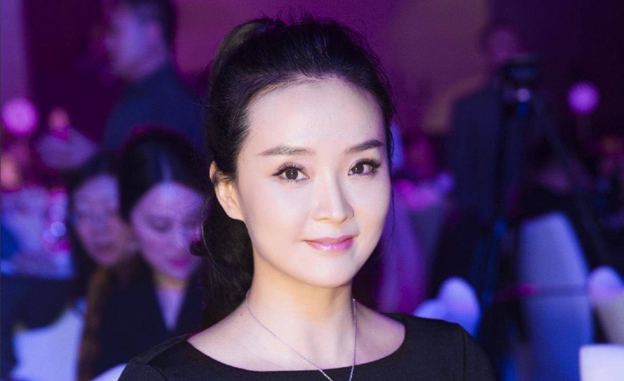 46岁"晴儿"王艳近照,憔悴沧桑老态尽显,面部肿胀松垮发福_年龄_状态