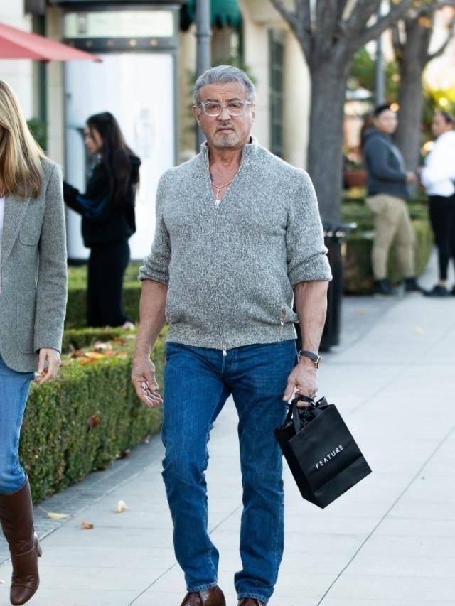 原著史泰龙银发妻子买首饰牵手秀恩爱,三个女儿长得都像超模_蓝色_好