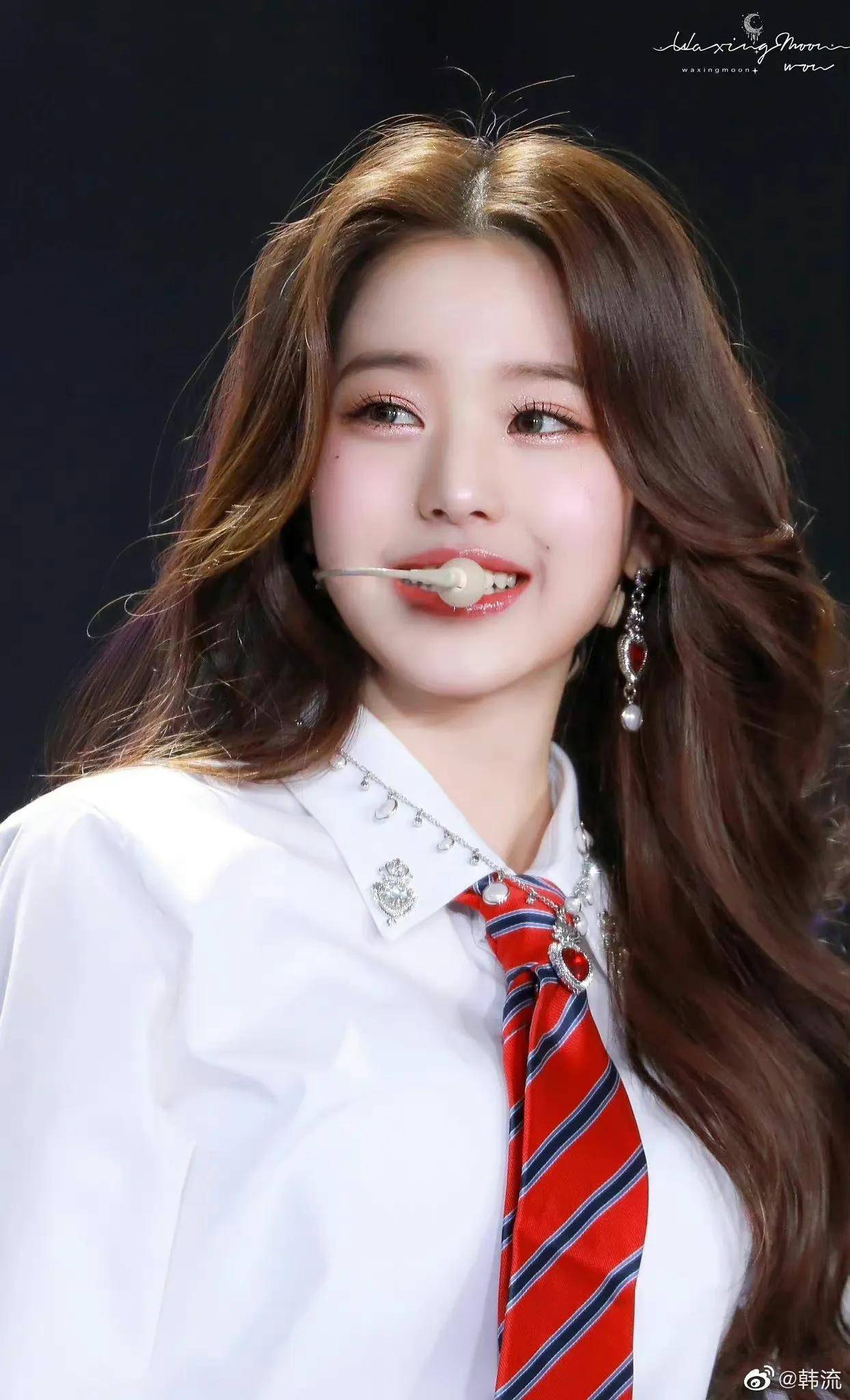 张元英穿黑色丝绒露肩鱼尾裙,嘴唇油亮妆容精致可爱!