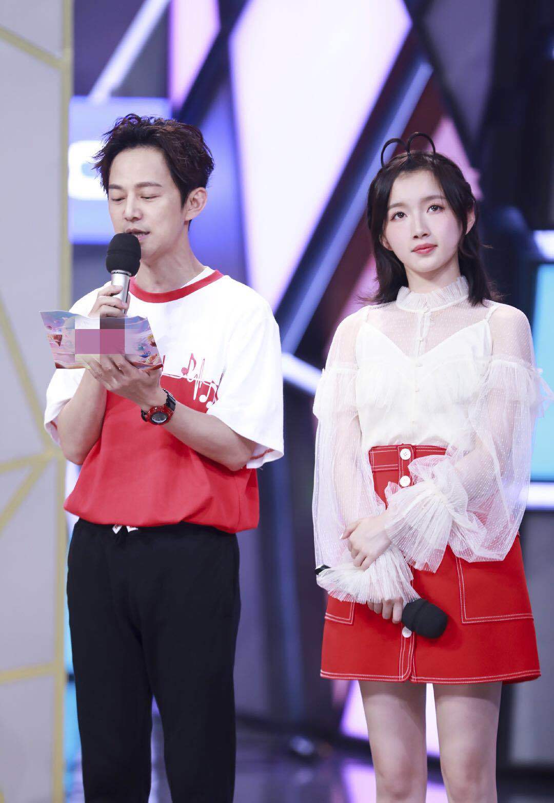 快本替补主持人李浩菲遭群嘲,网友不满她回归,导演小方6字评论_新人