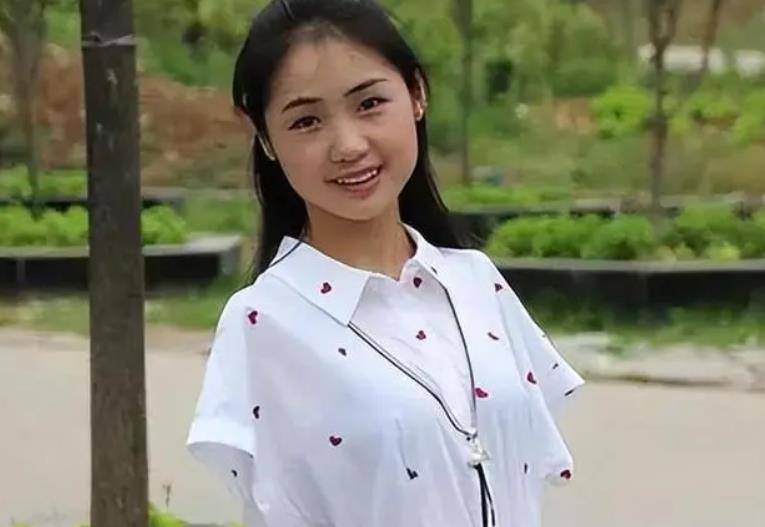 独臂女孩杨佩用脚改变命运,成为十字绣老板实现自我价值_生活_母亲