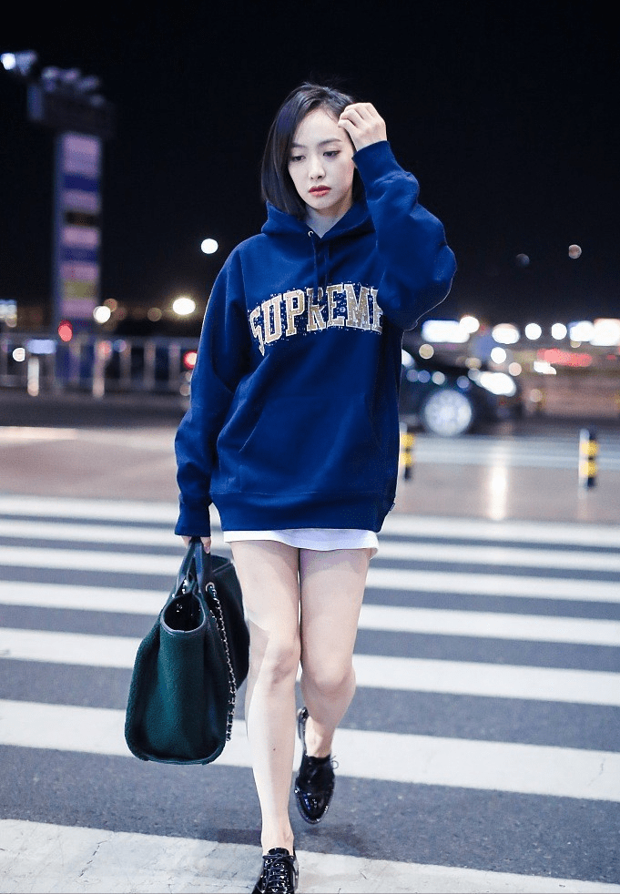 盘点女明星们的"下衣失踪"穿搭_卫衣_法穿_杨幂