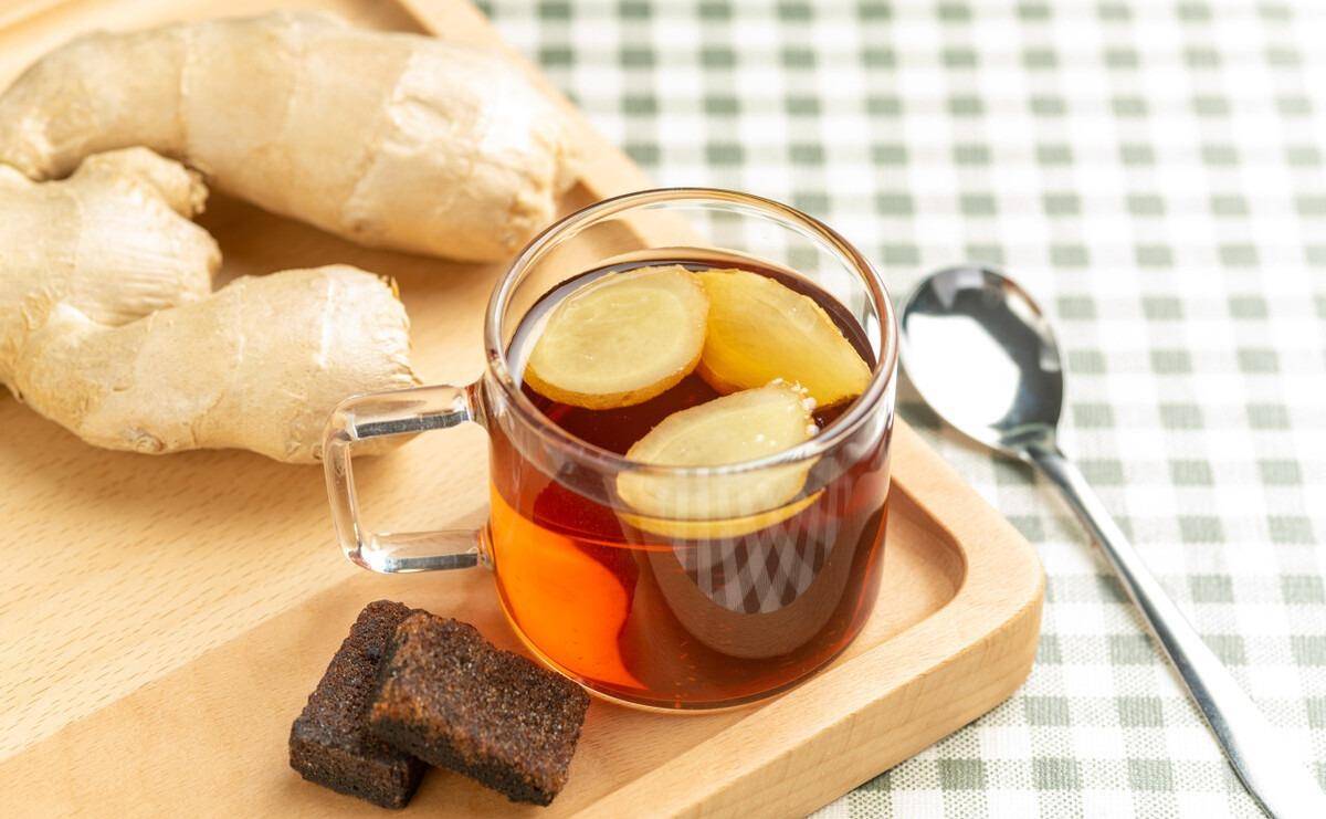 红糖姜汤,葱姜水都是我国对应发热的传统饮食妙方,姜,葱温热辛辣,具有