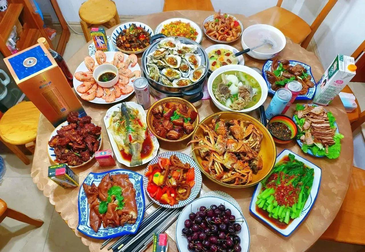 家庭聚会餐桌大餐图片图片