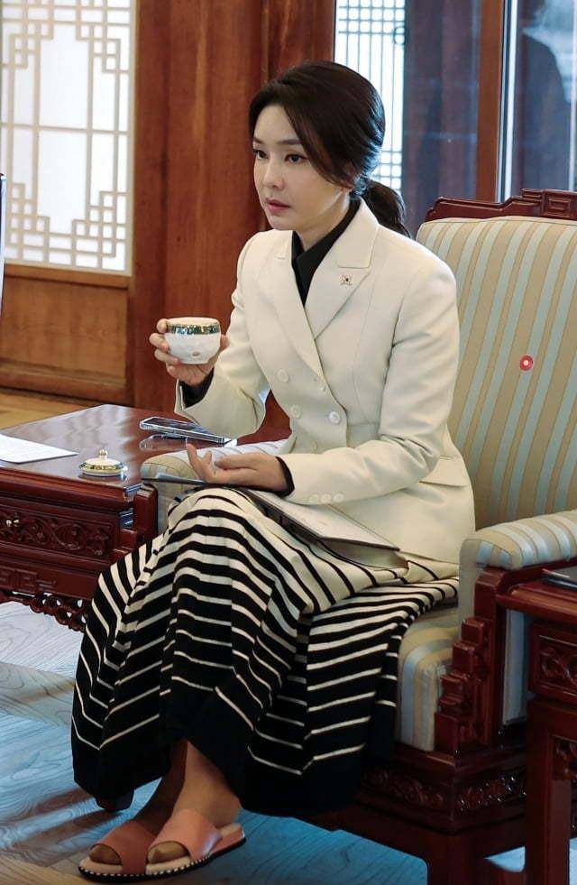 韩国总统夫人又火了,打扮优雅又年轻,不愧是韩国门脸当担_黑色_金建
