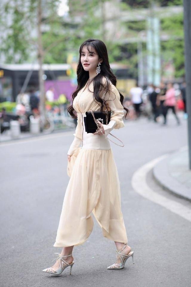 路人街拍,小姐姐光鲜亮丽非常吸睛,穿中长款的衬衫,十分的帅气_感觉