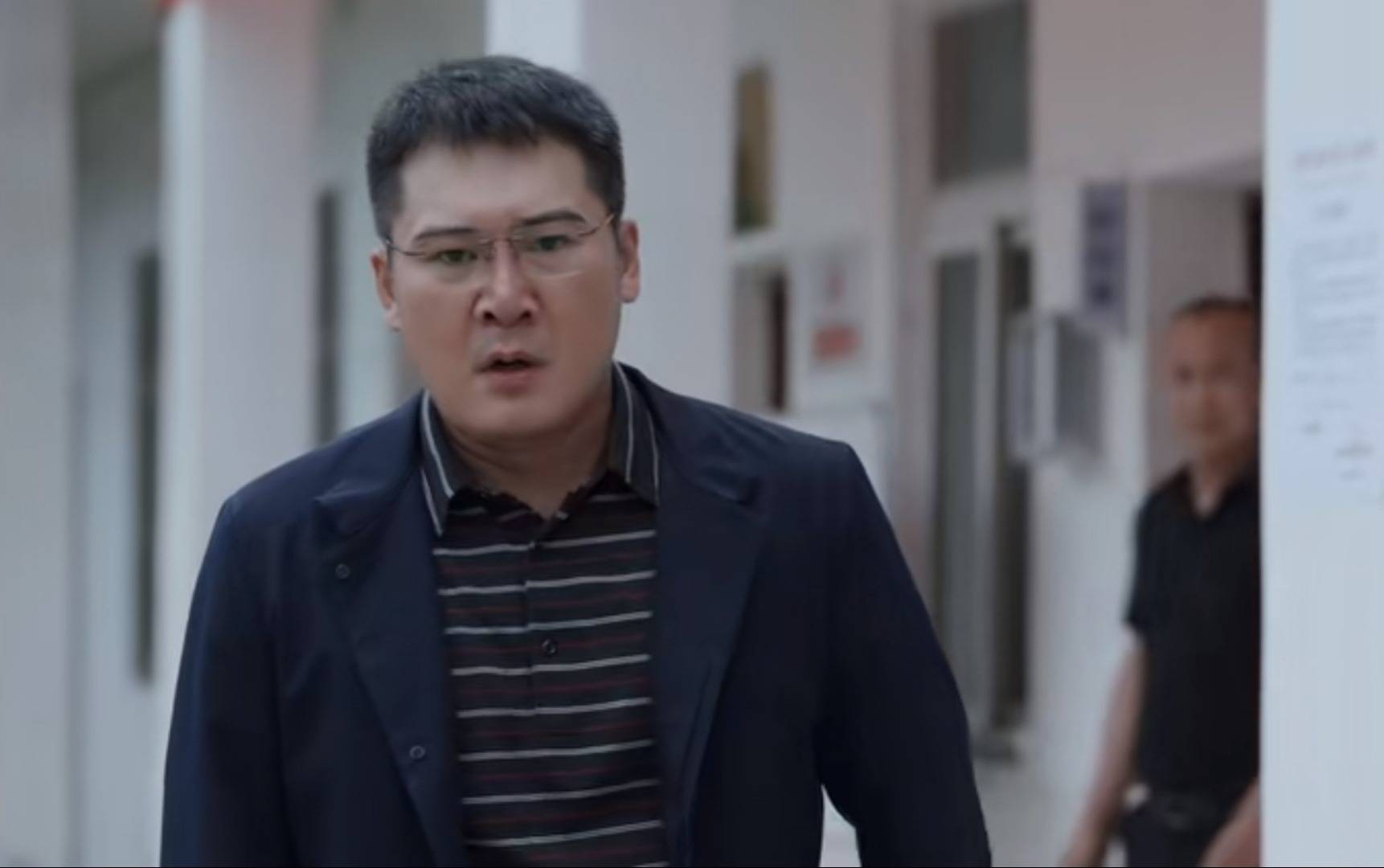 五,光明县原平乡党委书记李保平走进电视剧《县委大院》,我们知道光明