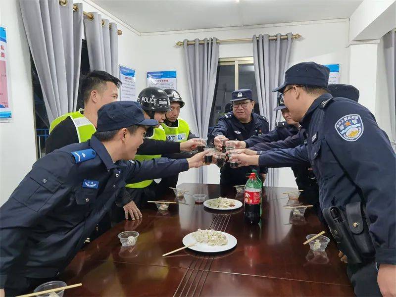 吴川公安派出所的“特殊”年夜饭 (图5)