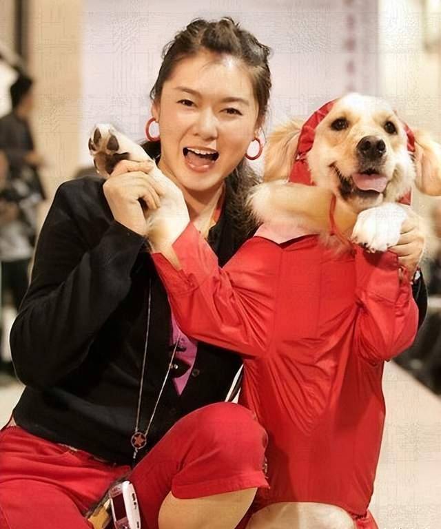 她爱笑爱玩比李嘉欣"上镜",擅演喜剧电影,投资有道