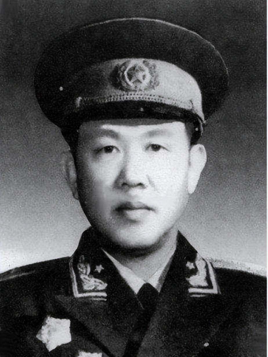 冯白驹是海南琼山人,1903年生,他从小学习勤奋,追求进步,曾考入上海