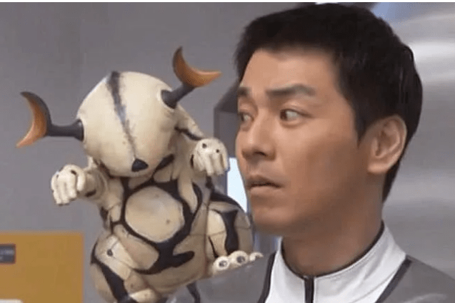 奥特曼:艾蕾王怪兽太惨了,既当宠物又当武器,最后还被人当牌打_时候