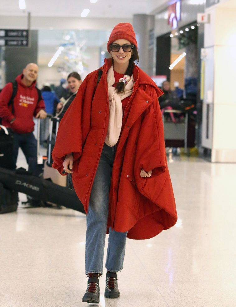 安妮海瑟薇机场街拍红色大衣配小红帽喜庆又可爱