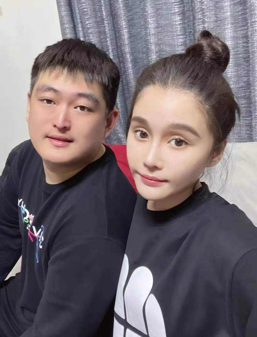 65岁赵本山为双胞胎儿女庆生,小舅子罕见出镜,球球晒温馨全家福