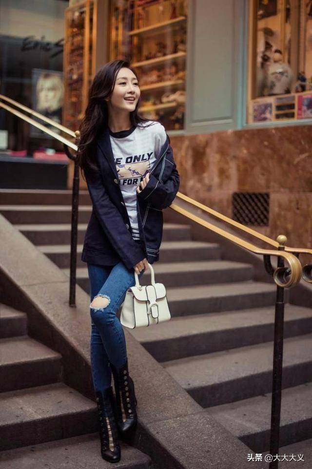 王鸥的身材也是绝了 紧身牛仔裤着实性感 难道这又是恋爱的感觉吗?