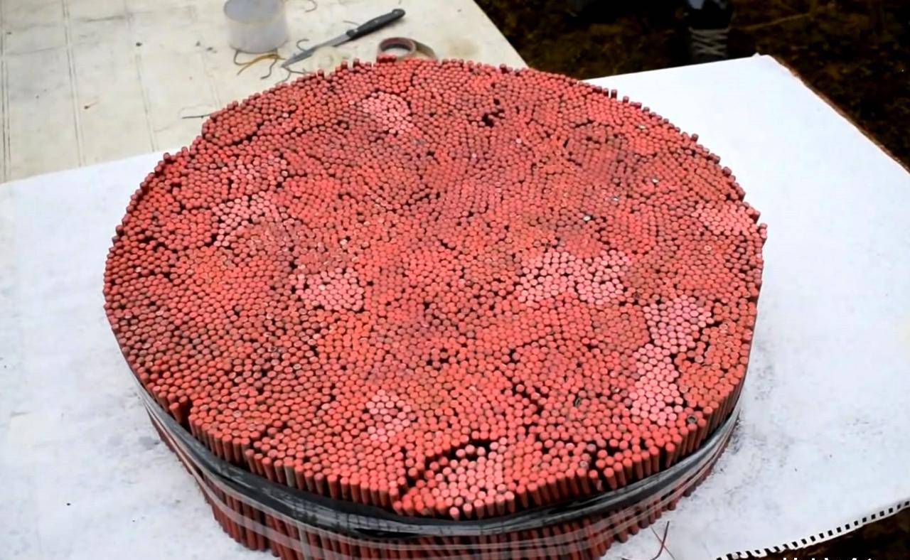 红烧鱼,冰虾皮冻,四喜丸子又摆了半桌,老王则把一万响"大地红"一端