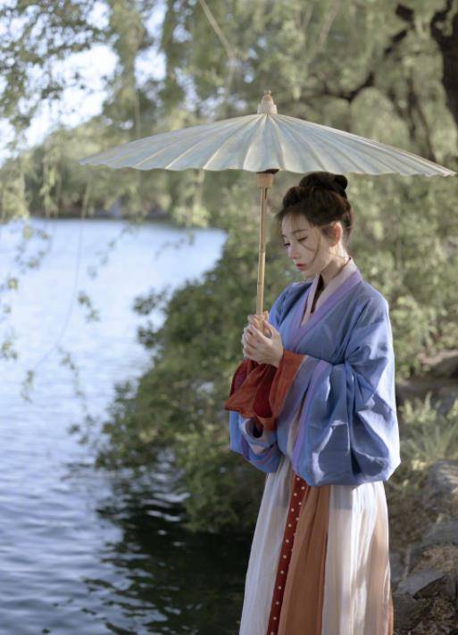 当然还有很多网友,认为冯提莫可以尝试演戏这条路,虽