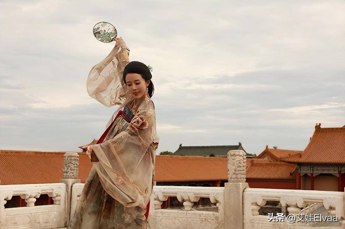 颜丹晨故宫跳舞,穿真丝汉服手拿蒲扇,44岁"嫦娥"变成人间烟火_古装