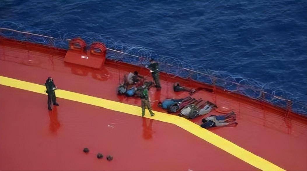 索马里海盗劫持中国货船,被中国船员用烟花打懵,竖起大拇指投降_何