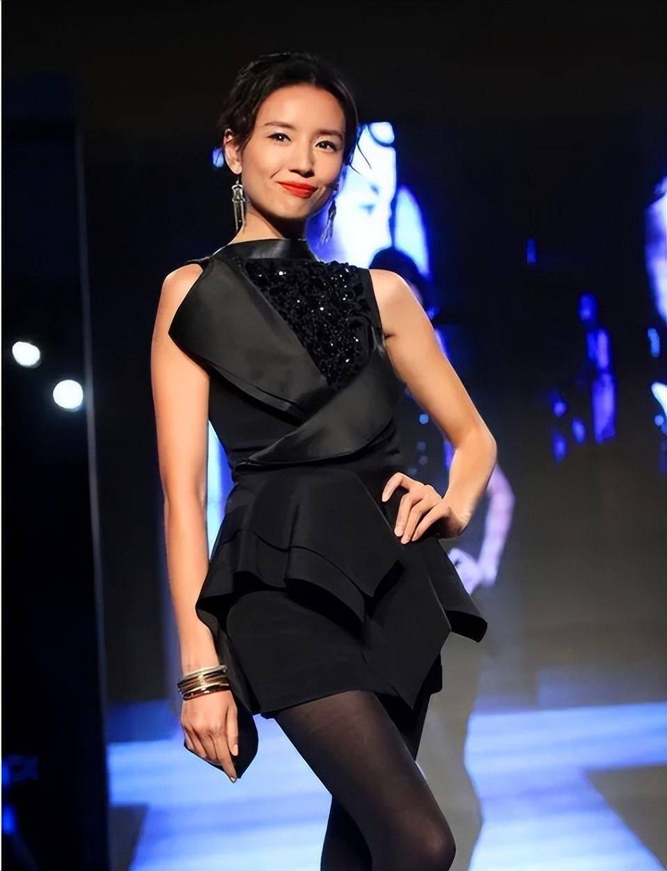 黑色丝袜搭配荷花连衣裙,董洁女神再现颜值巅峰,彻底放开了_时尚_气质