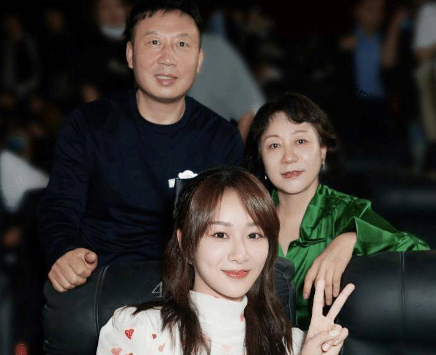 杨紫长得真 是太像了, 简直是一个模子刻出来的,虽然说子女长得想父母