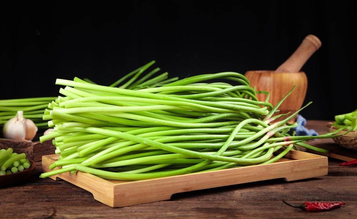 买蒜薹,要分清"红头"和"绿头",差别很大,搞懂再买不吃亏_口感_蔬菜