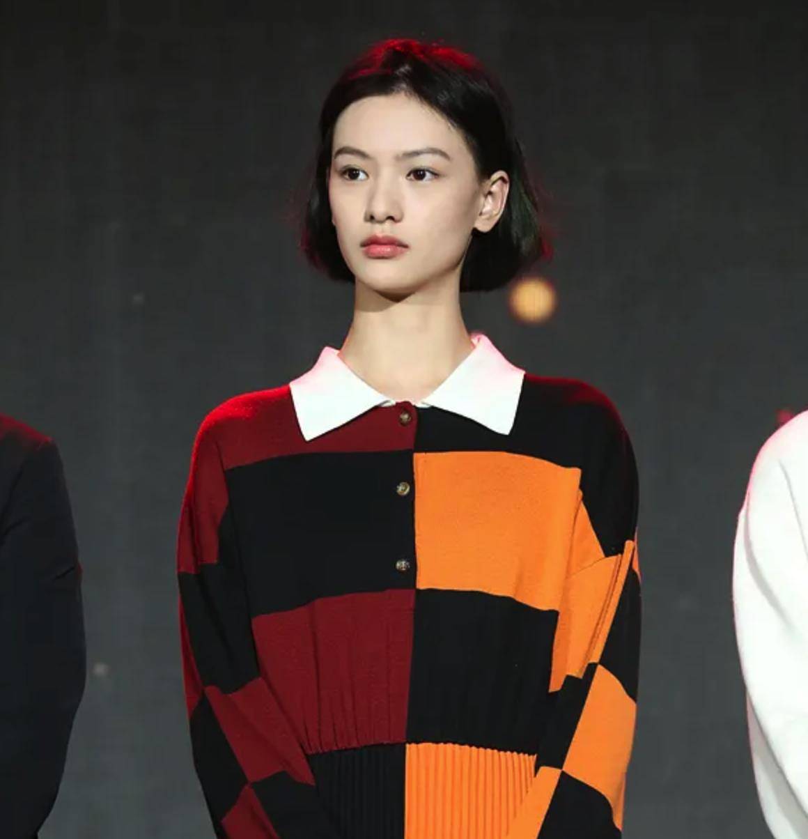 21岁演员邱天大露美背高时尚到大腿根曾穿时尚装被批博眼球