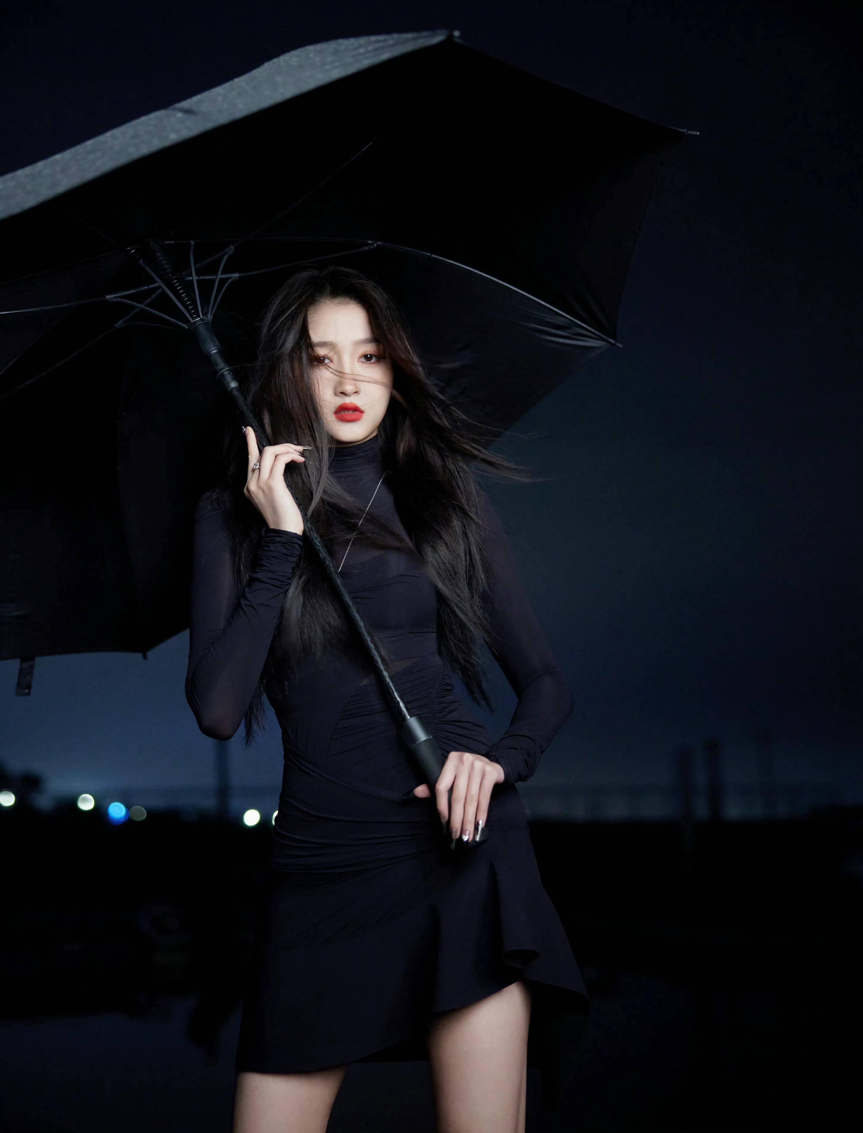 关晓彤黑色连身包臀裙,秀出逆天长腿,这次她穿对了吗?_身材_进步_高领