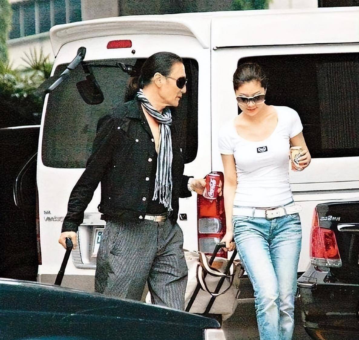 coco与相差49岁的谢贤相恋12年,分手后得到2000万,如今她后悔吗_嘉玲