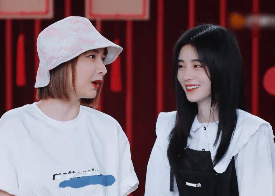 鞠婧祎官方身高159,当她遇上160的吴昕时,有无说谎一看便知!