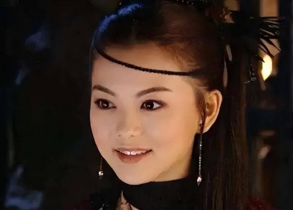 她去拍戏,《佛跳墙》,《快嘴李翠莲》,《四大名捕》,都是叫好又叫做的