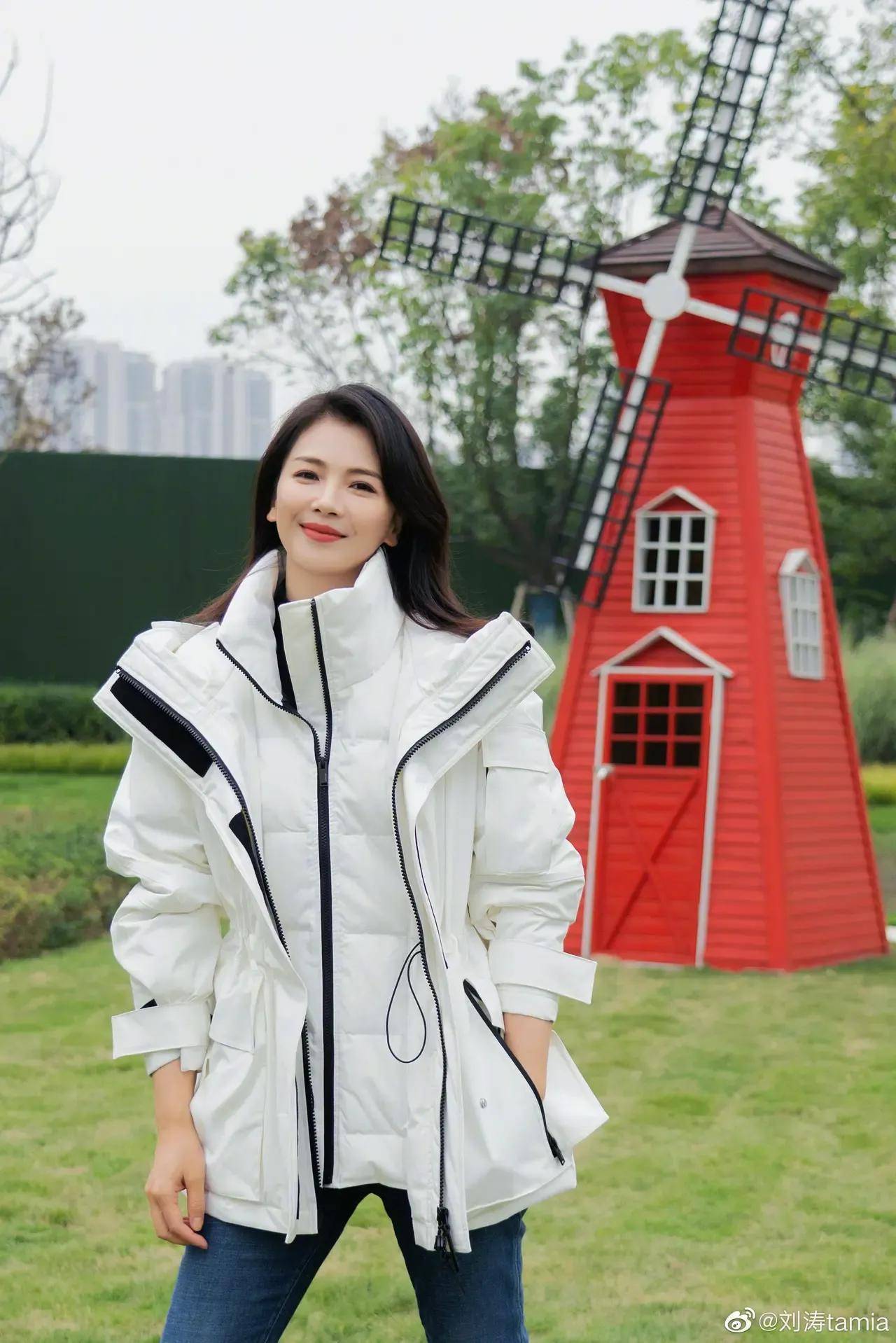 43岁的刘涛才是穿搭高手,穿大衣优雅干练,穿羽绒服减龄又高级_白色