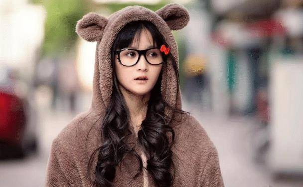 她在剧中饰演元月月与元思雅这对双胞胎姐妹.