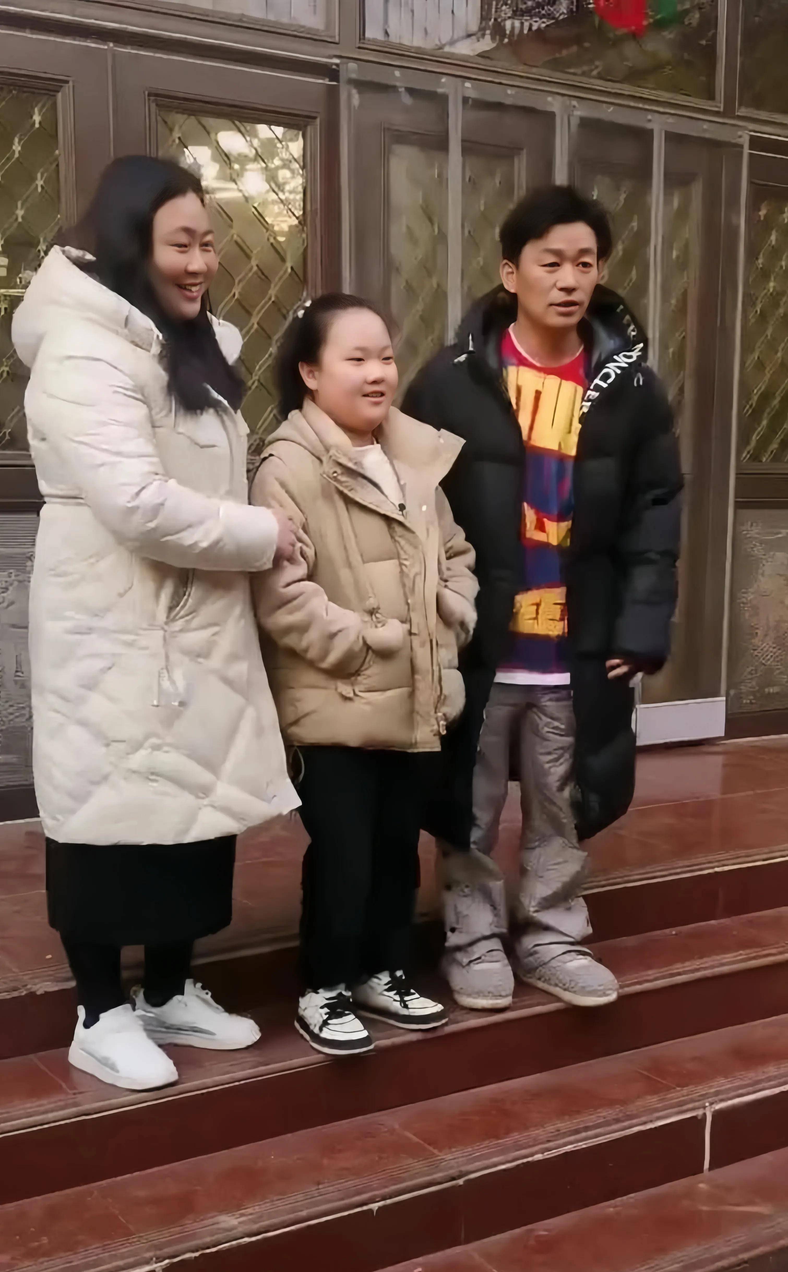 王宝强春节回老家过年和村民热情合影_网友_照片_微博